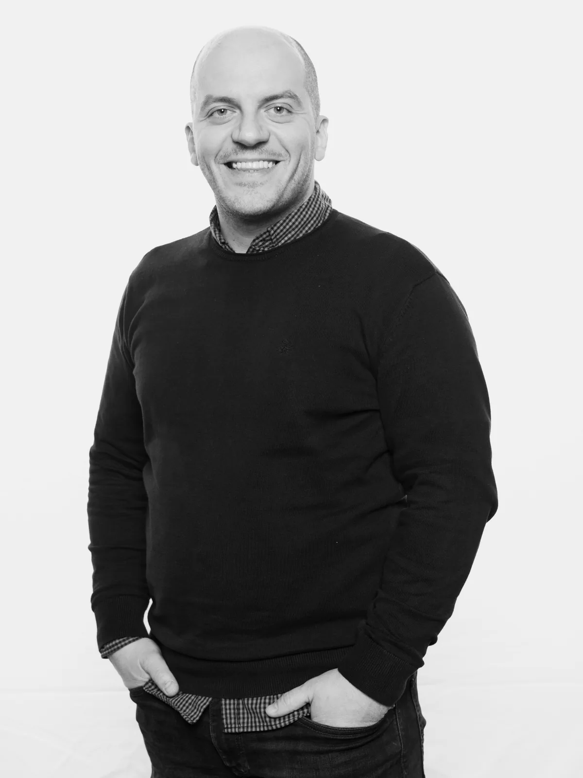 Portret u studiju, ruke u džepovima